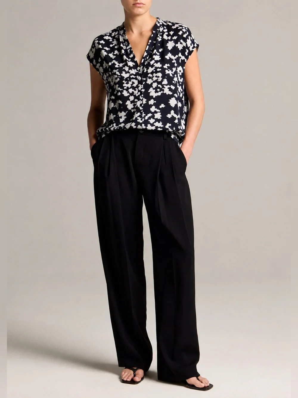 Vince 100% Silk Sleeveless Top Abstract Print Women Size M - Picture 1 of 12